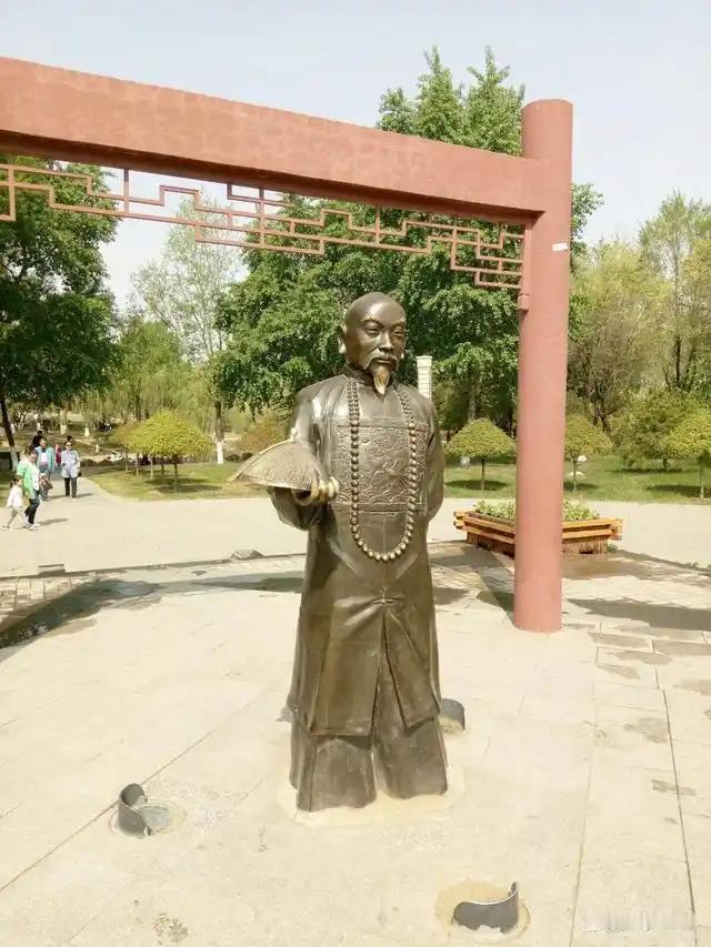 方观承：连秀才都不是，花了14年爬到直隶总督。

雍正十一年，一个叫方观承的人从