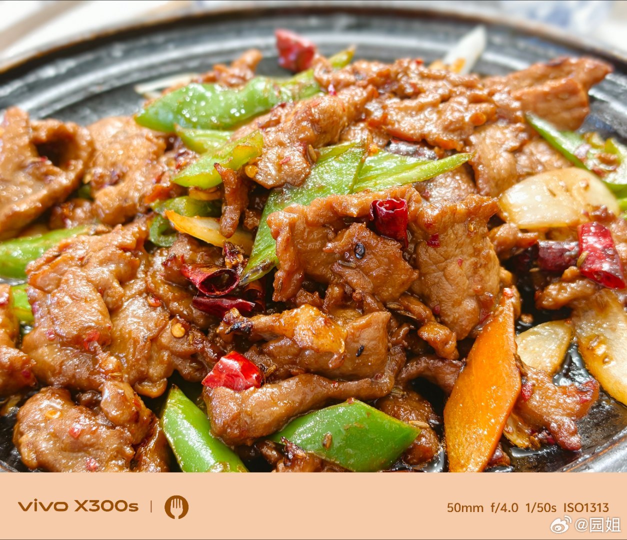 今天送小侄女一部手机，侄女请我吃饭。看看东北菜量是不是超大