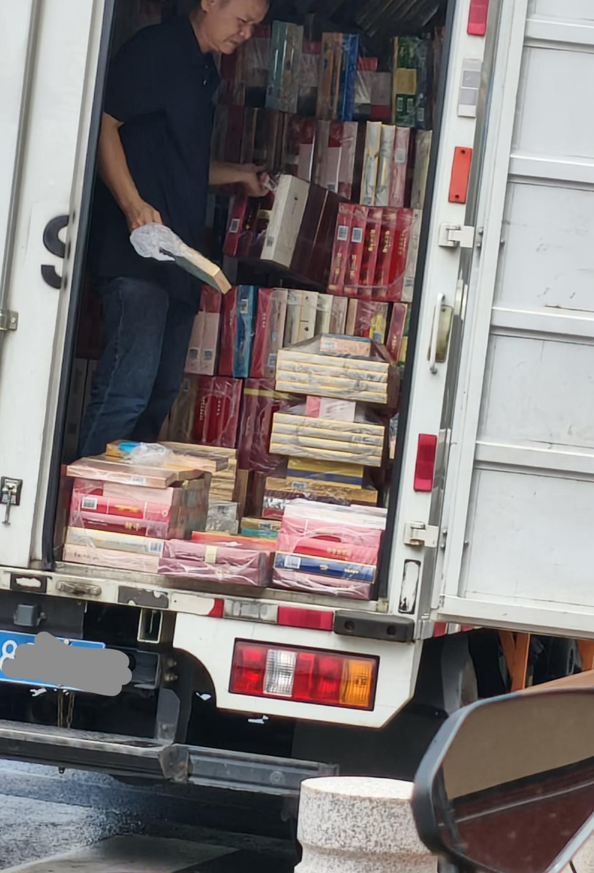 不知道为啥，烟草公司物流独爱依维柯 ，车窗全部封上，内面什么也看不到。收货的要签