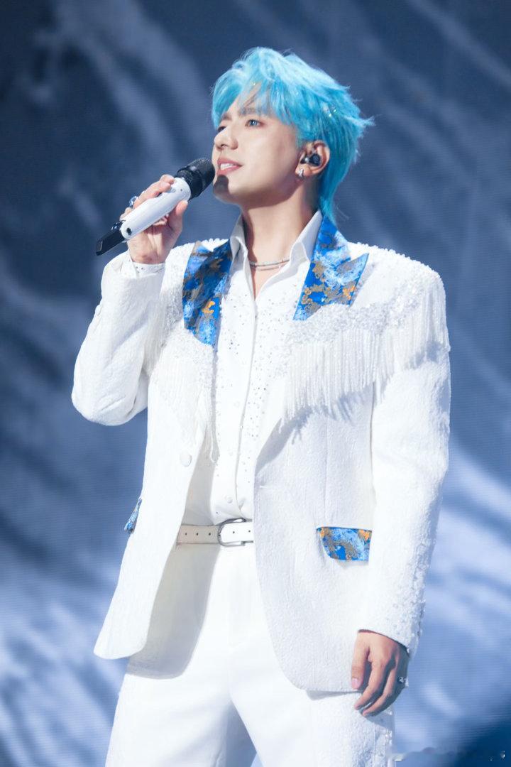 海来阿木首场体育馆演唱会海来阿木第一场体育馆演唱会偌大体育馆座无虚席，迎来海来阿
