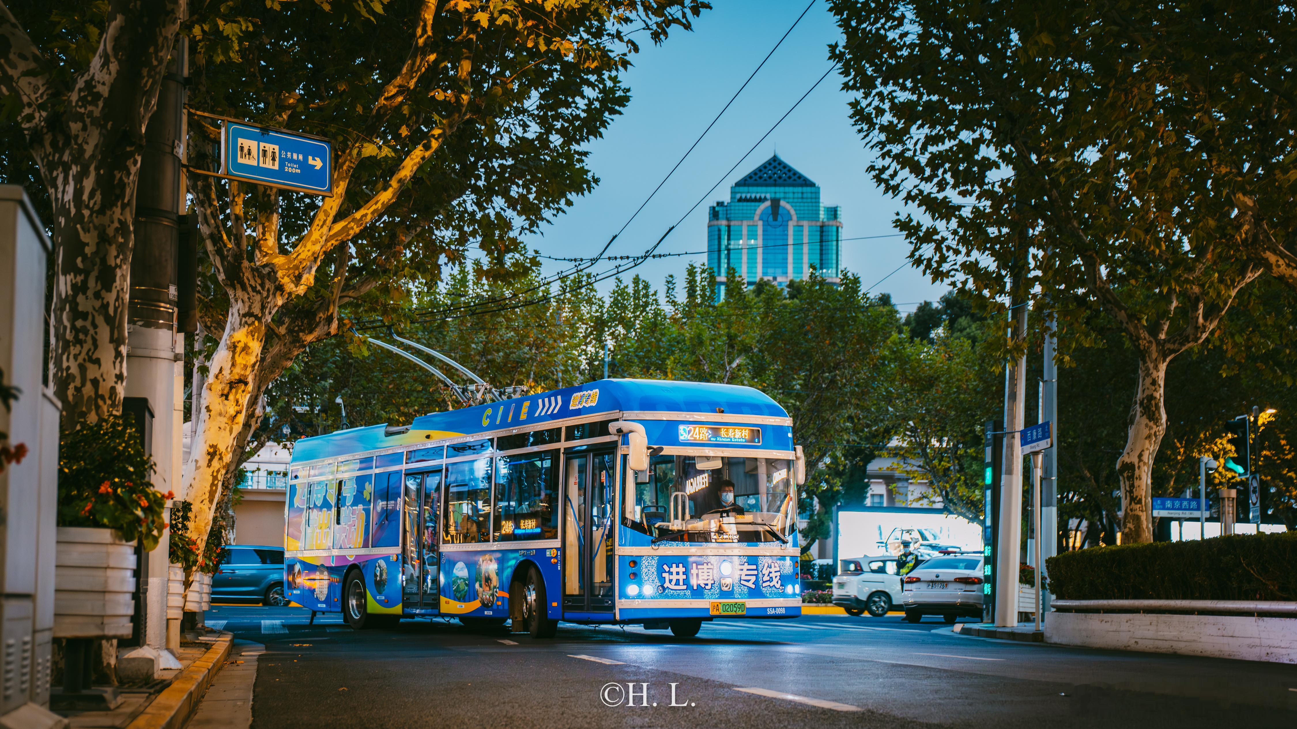 24路进博专线无轨电车，广告还没有下。 