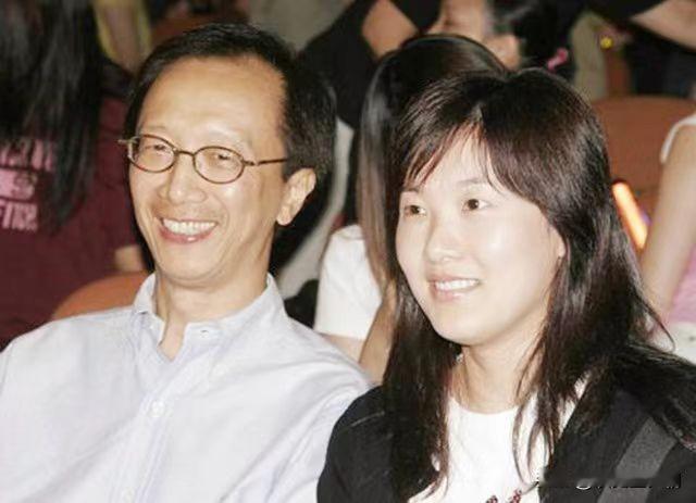 生了三胎后，67岁的梁锦松为了让41岁的伏明霞拼4胎，他花100亿买下了亚洲最奢