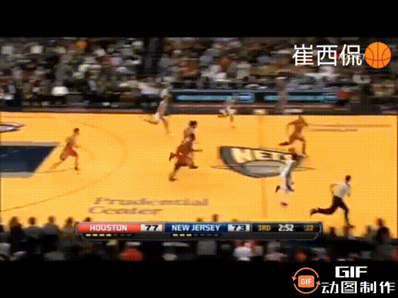 实战超筐暴扣！
如果说头部平筐扣篮还有球员可以挑战一下，那么实战中的超筐扣篮，除
