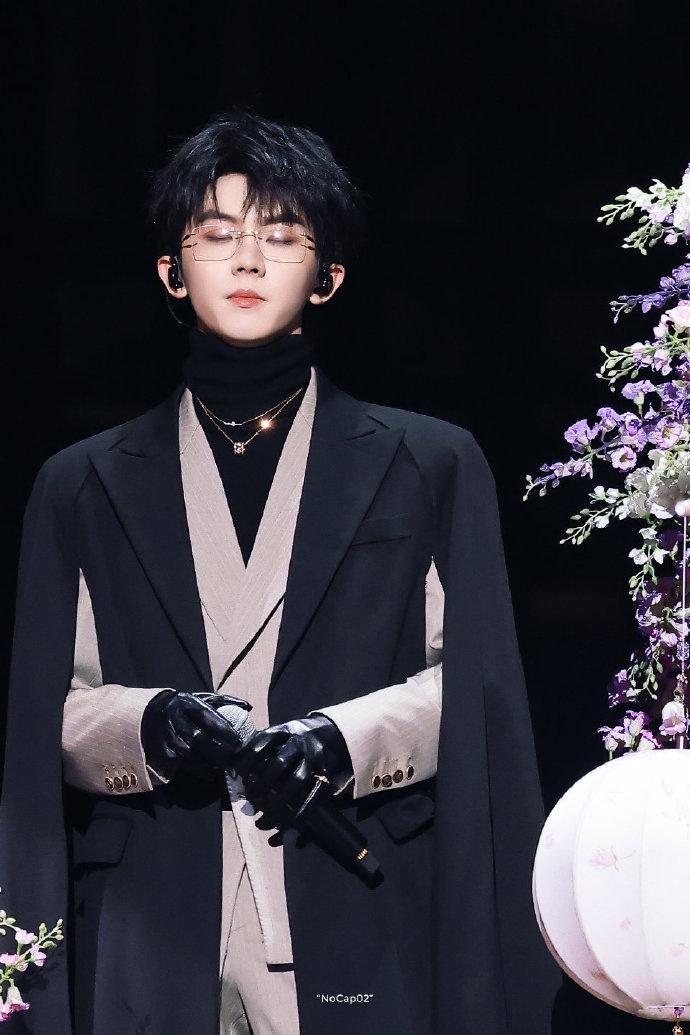 马嘉祺的舞台掌控力，马嘉祺熟男味，谁懂这个小马黑皮手套大衣金丝眼镜，我的熟男味小