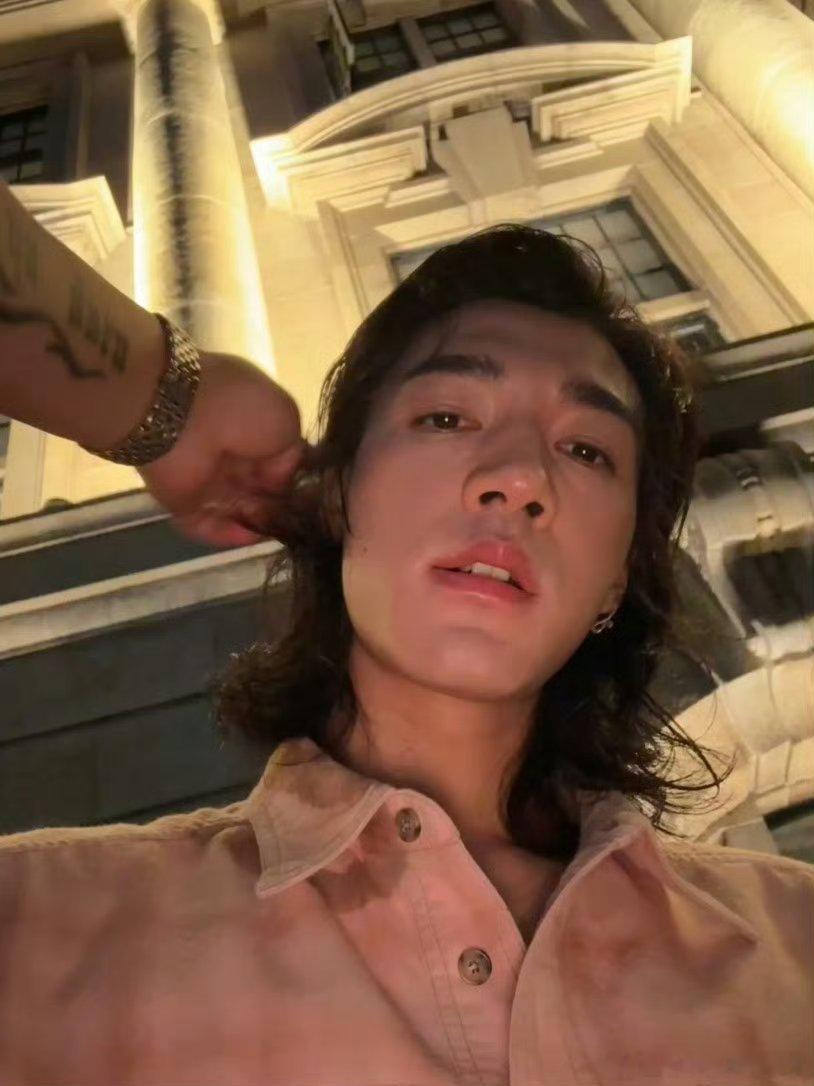 沉浸式欣赏此沙热身阳光铺满操场，此沙在光影间自在拉伸，每一个动作都像慢镜头里的定