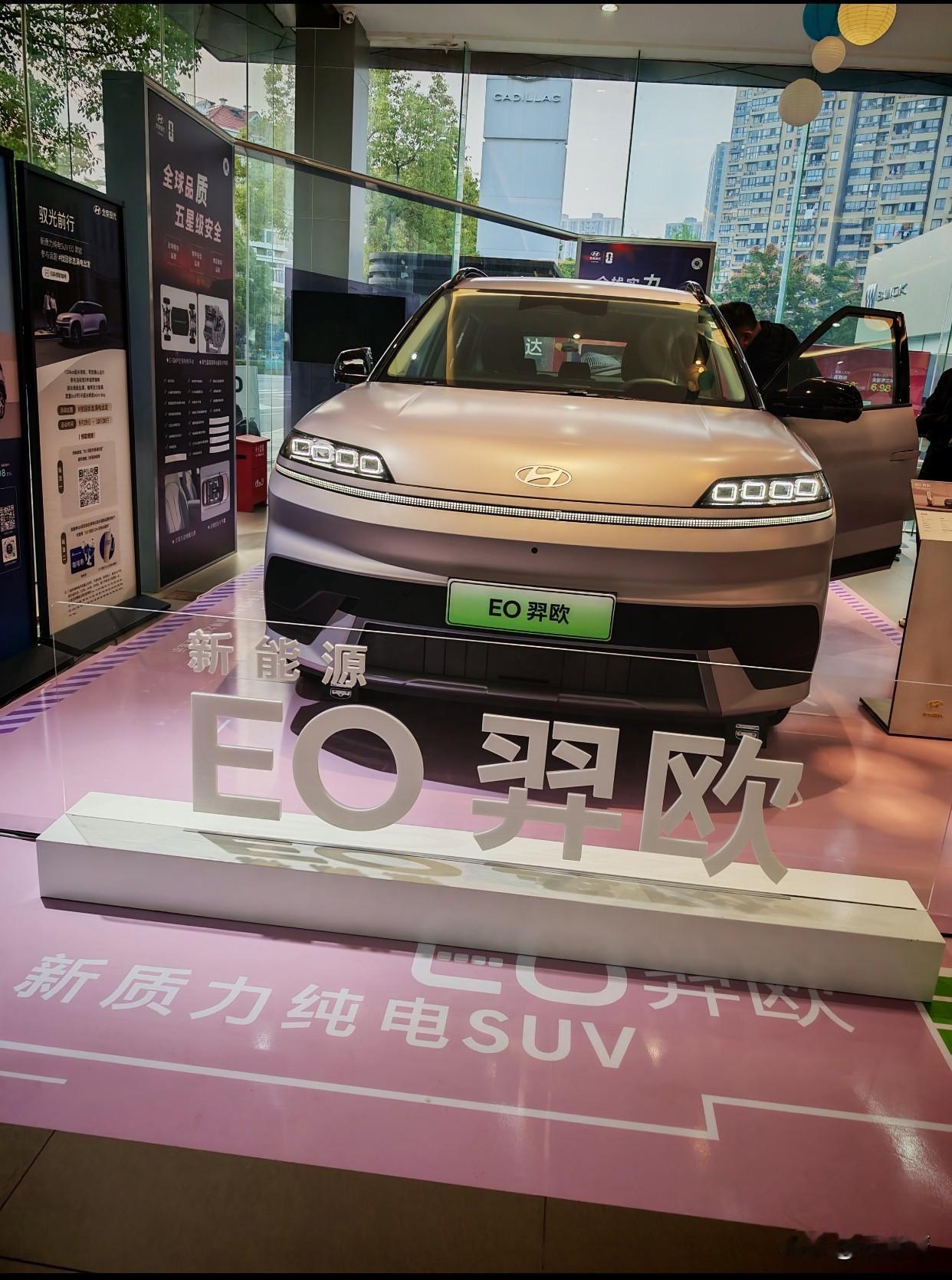 一位本地地产公司老总，
他每日座驾并非奔驰宝马，
而是一辆现代旗舰轿车，
他说过