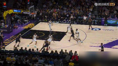 东契奇在人群中撕开裂口，皮球呼啸着飞向底角，肯纳德早已像雕塑般等在那里。接球，起