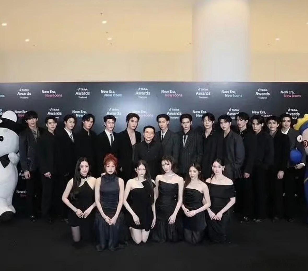 朱马态度就是这么爱男啊，刷到一群女演员下跪，没一个男的扶，原来就是他啊，总算认识