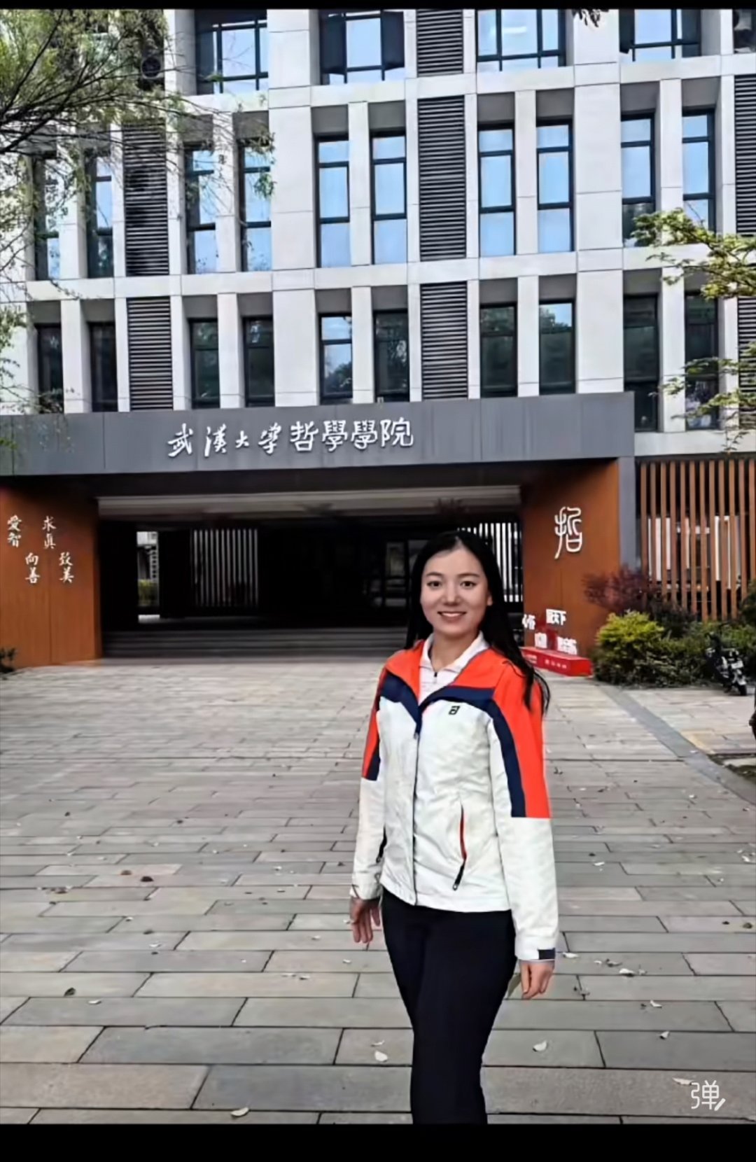 “越过山丘，却发现无人守候”。刘楚昕和他已故女友的故事，感动了很多人。女友是他文