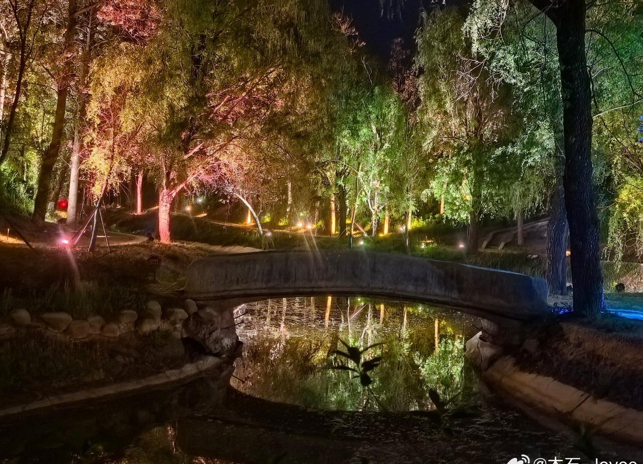 天气:晴
气温:12～23度
东沟夜色 ​​​