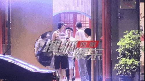 #龚俊[超话]##龚俊收工吃火锅# [哇]咱们俊子在哪都是活泼大男孩，拍戏收工和
