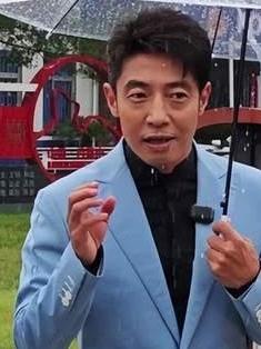 撒贝宁现身文旅活动，网友感慨：小撒也老了

近日，撒贝宁现身文旅活动，蓝西装，黑