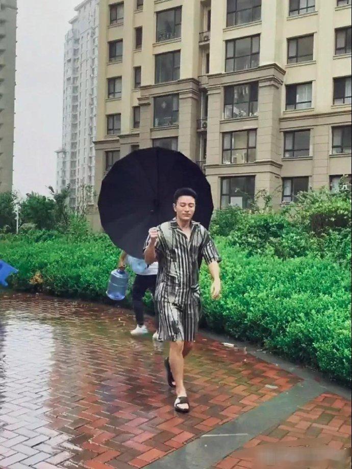 李小璐倾心，非无因由。他帅气逼人，身材出众，魅力难挡，难怪能赢得佳人青睐，共筑爱