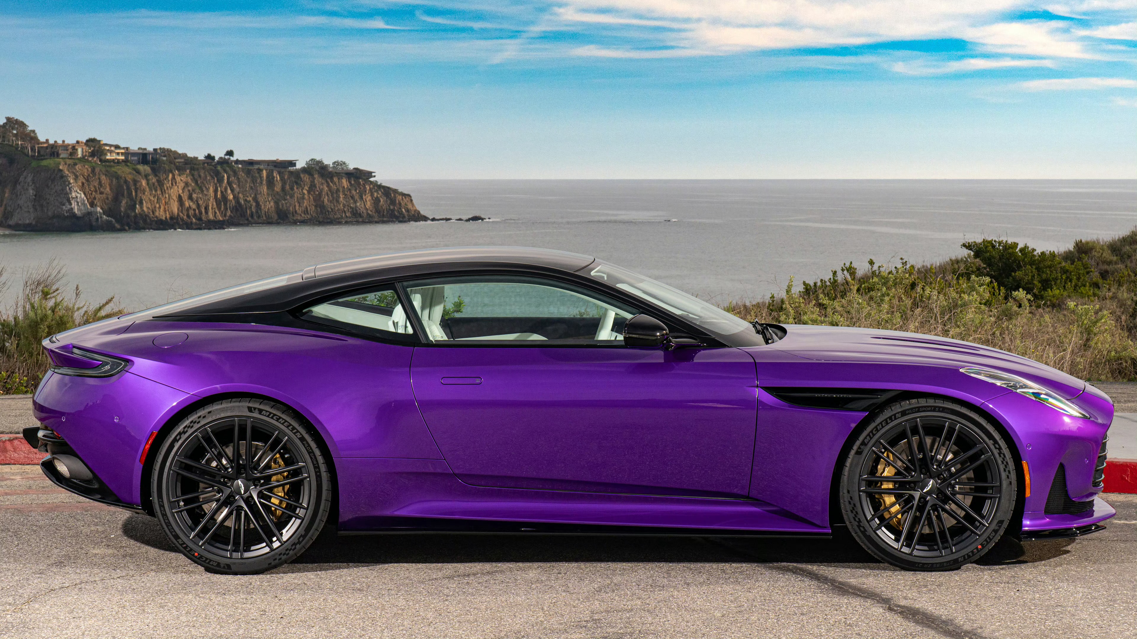 紫色的华为Mate80 RS非常惊艳，我觉得紫色肯定要流行一波了，你喜欢紫色吗？