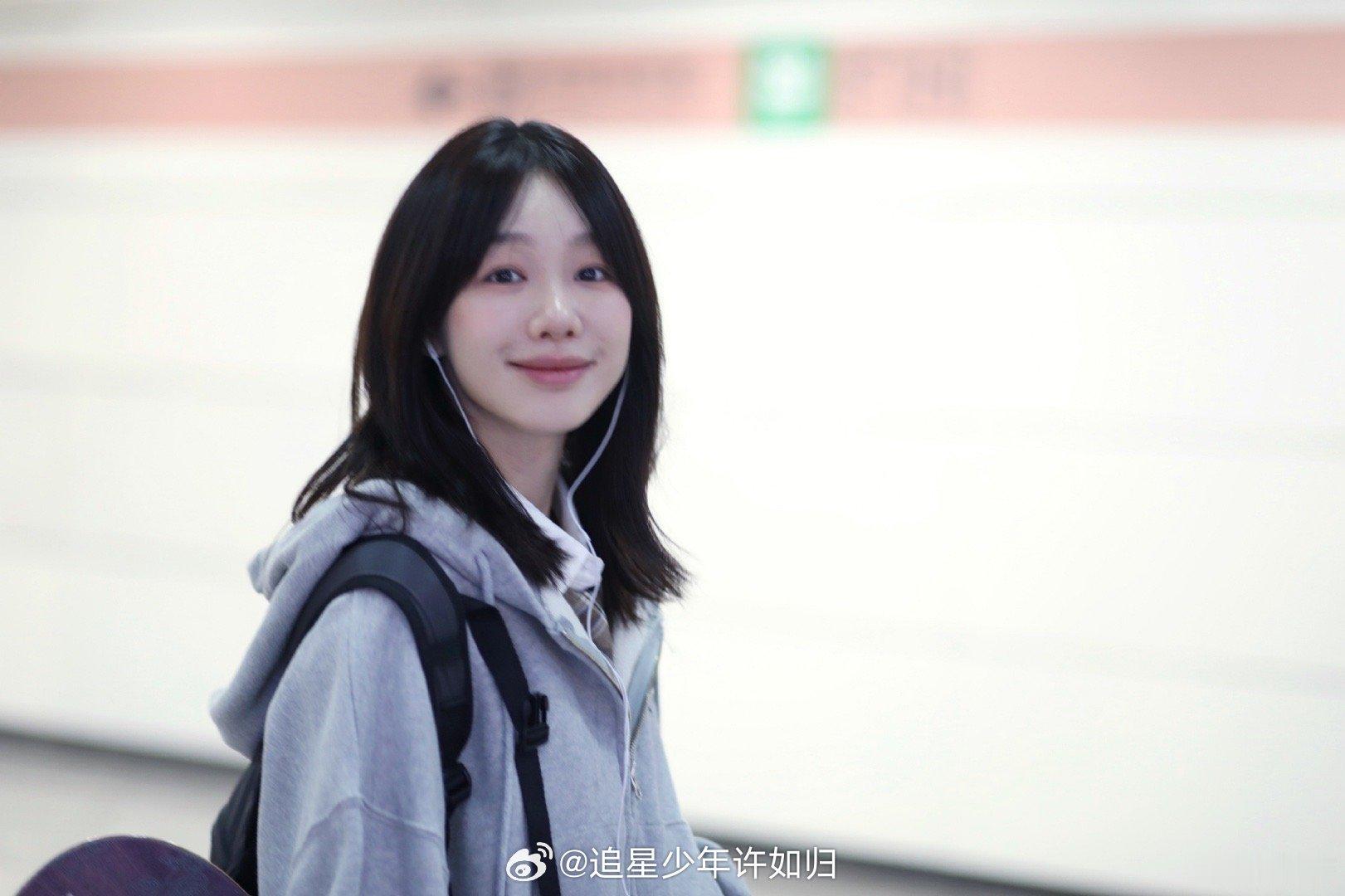 徐梦洁就这样穿着校服出现了 徐梦洁的校服造型太让人心动了！清纯可爱的模样完全就是