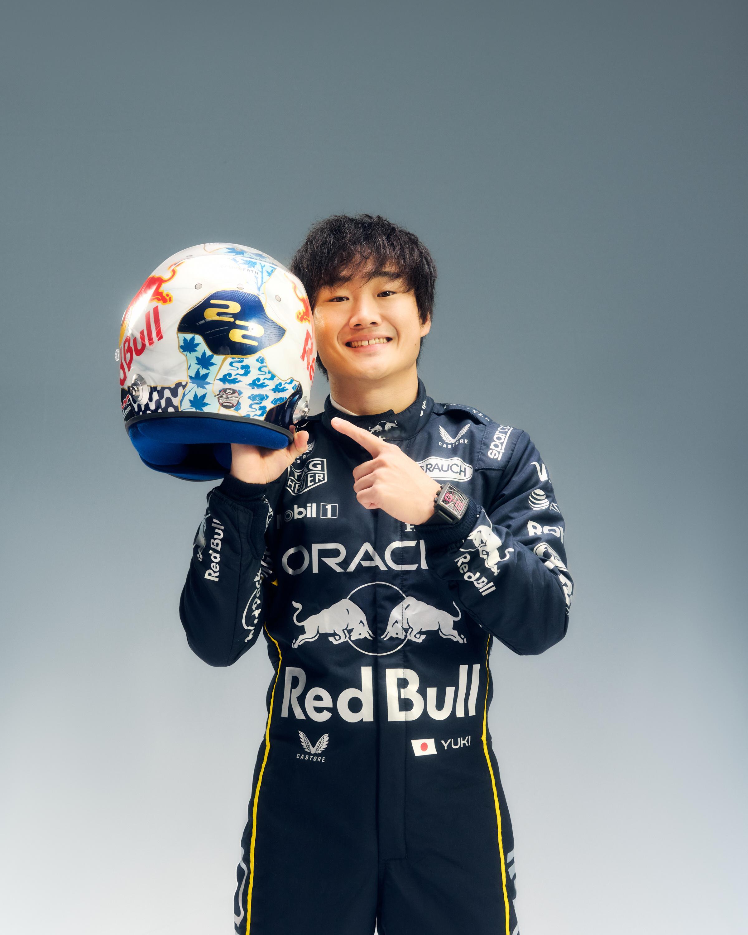 红牛车队车手角田裕毅在本周F1拉斯维加斯🇺🇸大奖赛带来特别版赛车头盔👀