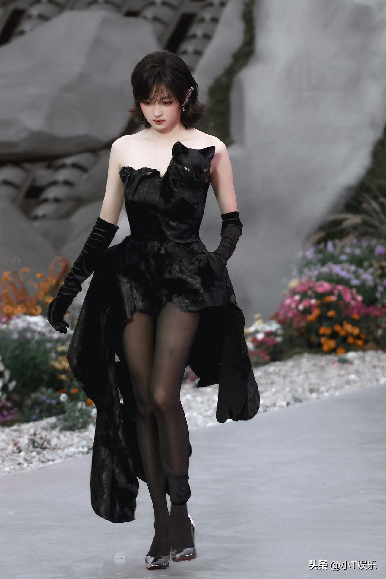 孙千这次REDGALA红毯的“小野猫”造型简直绝了！她身着黑猫礼裙，迈着超模台步