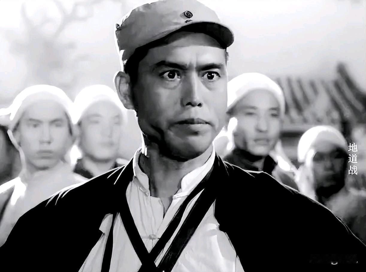 1943年，武工队长侦察敌情时，手枪突然从腰间滑落，还被伪军撞见，可他却不屑地说