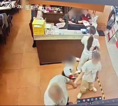 女子称被4岁男童摸臀监控视频曝光 今日金句：母老虎屁股摸不得。 ​​​