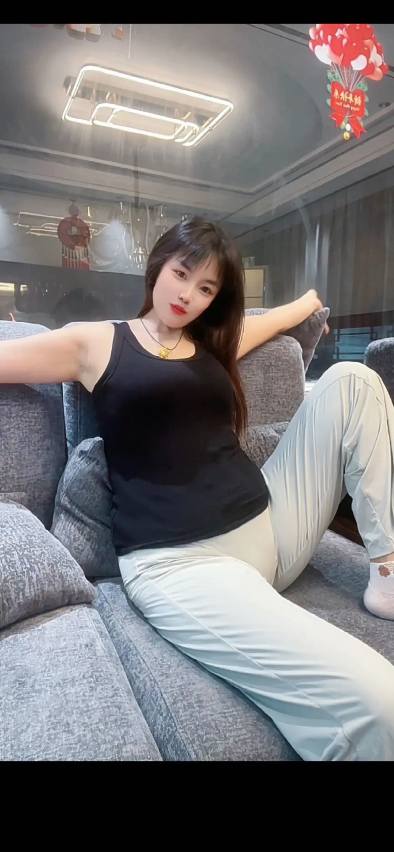 陈道明曾说，女人必须现实一点，没有任何一个男人跟你结婚是为了给你幸福...