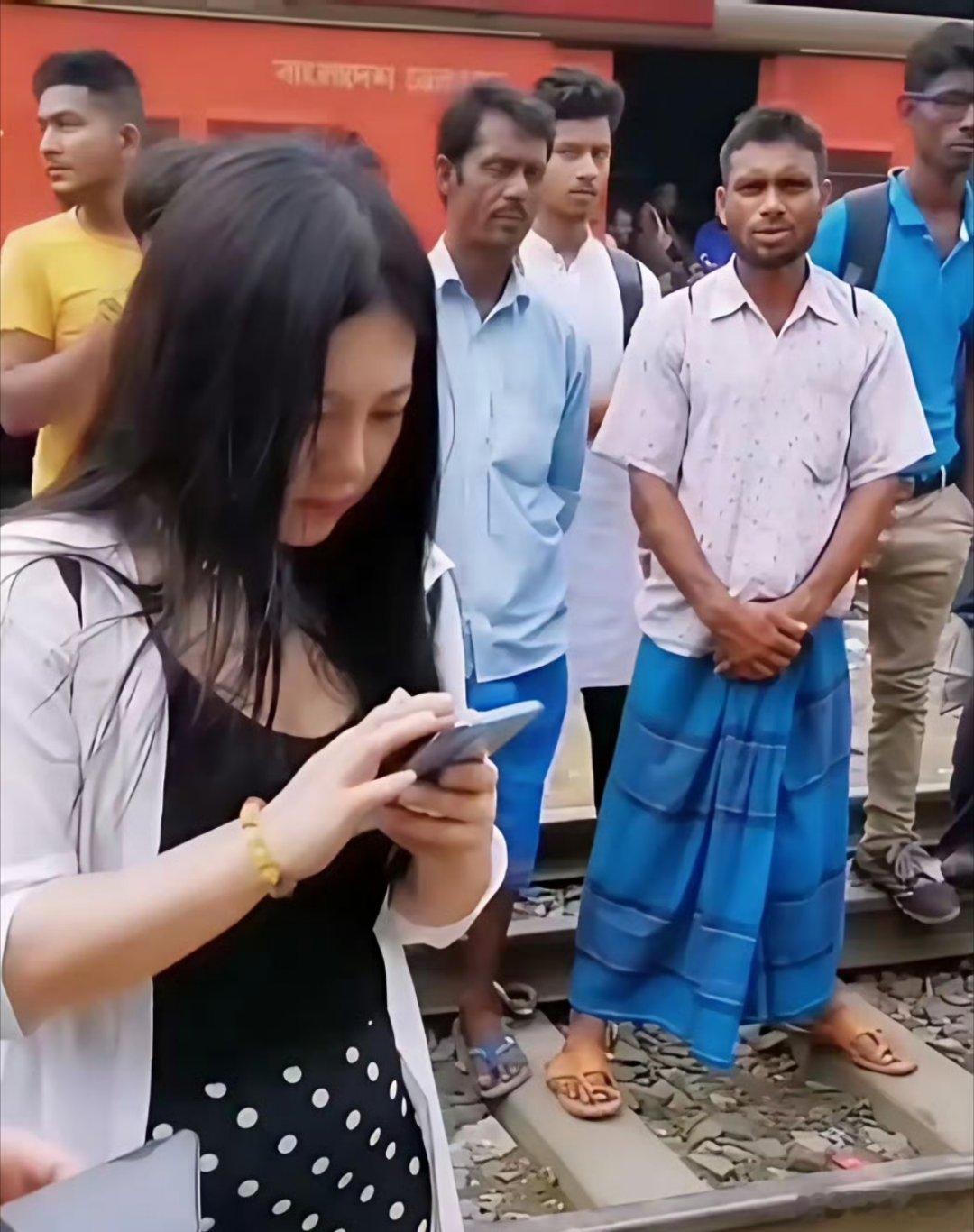 某地，中介领着阿三到小区看房租房，看完房阿三见小区门口有两个本地美女，竟起歹意骚