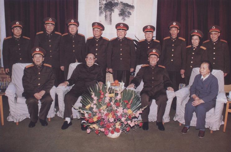 1989年，解放军三大总部的首长一起来看望聂荣臻元帅。聂荣臻和妻子张瑞华坐在前排