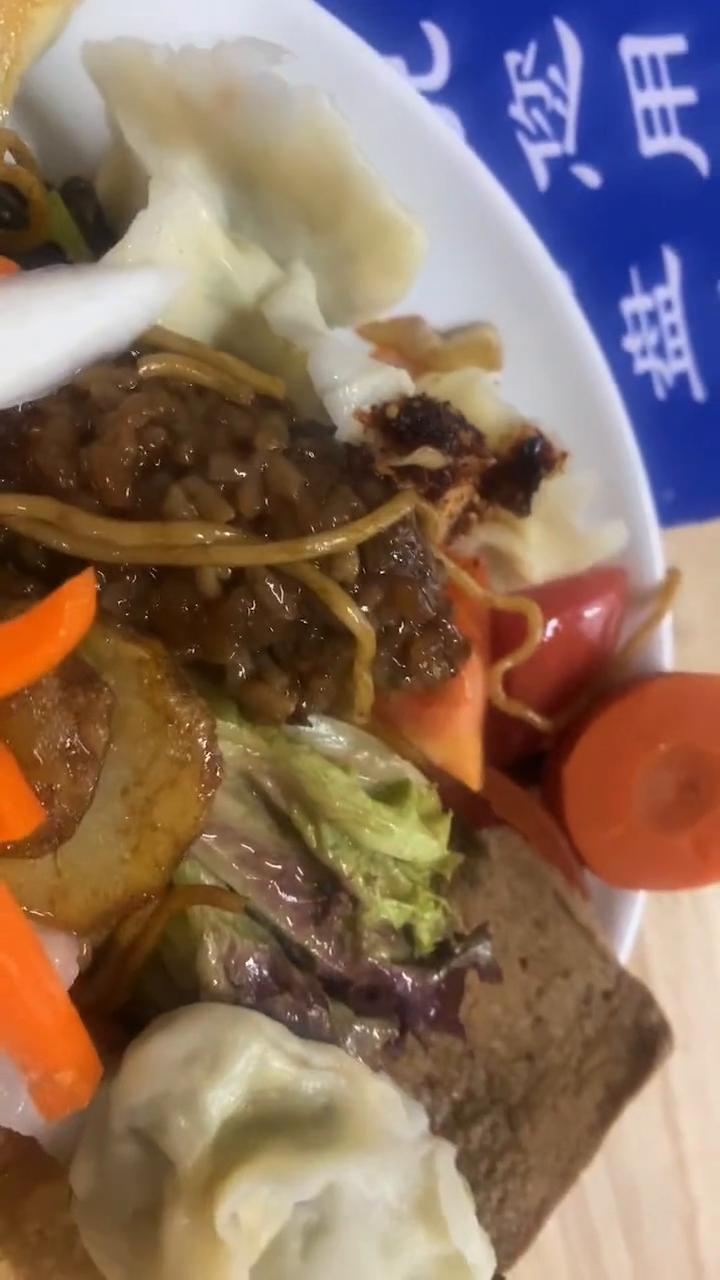 冬瓜片、鲜花饼、梅子菜、馅饼、西红柿、胡萝卜、白萝卜、豆沙包、饺子、粘米、冬瓜、