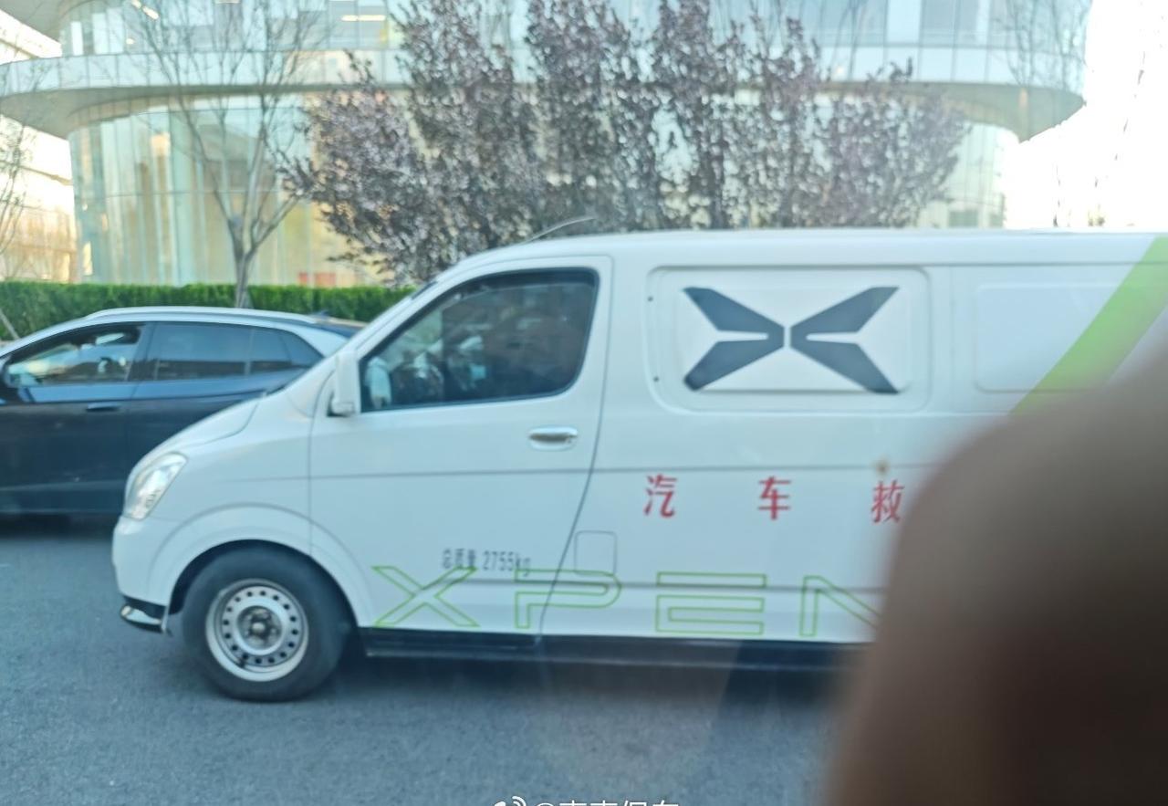 路上救援车越来越多了，各个品牌的，背着电，满处跑[吐舌] ​​​