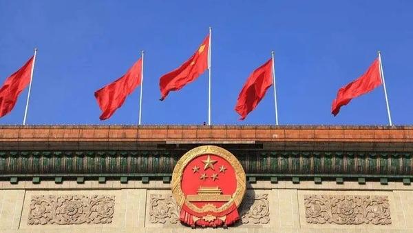 2026年政府工作报告明确，将强化初婚初育家庭住房保障，支持多子女家庭改善性住房