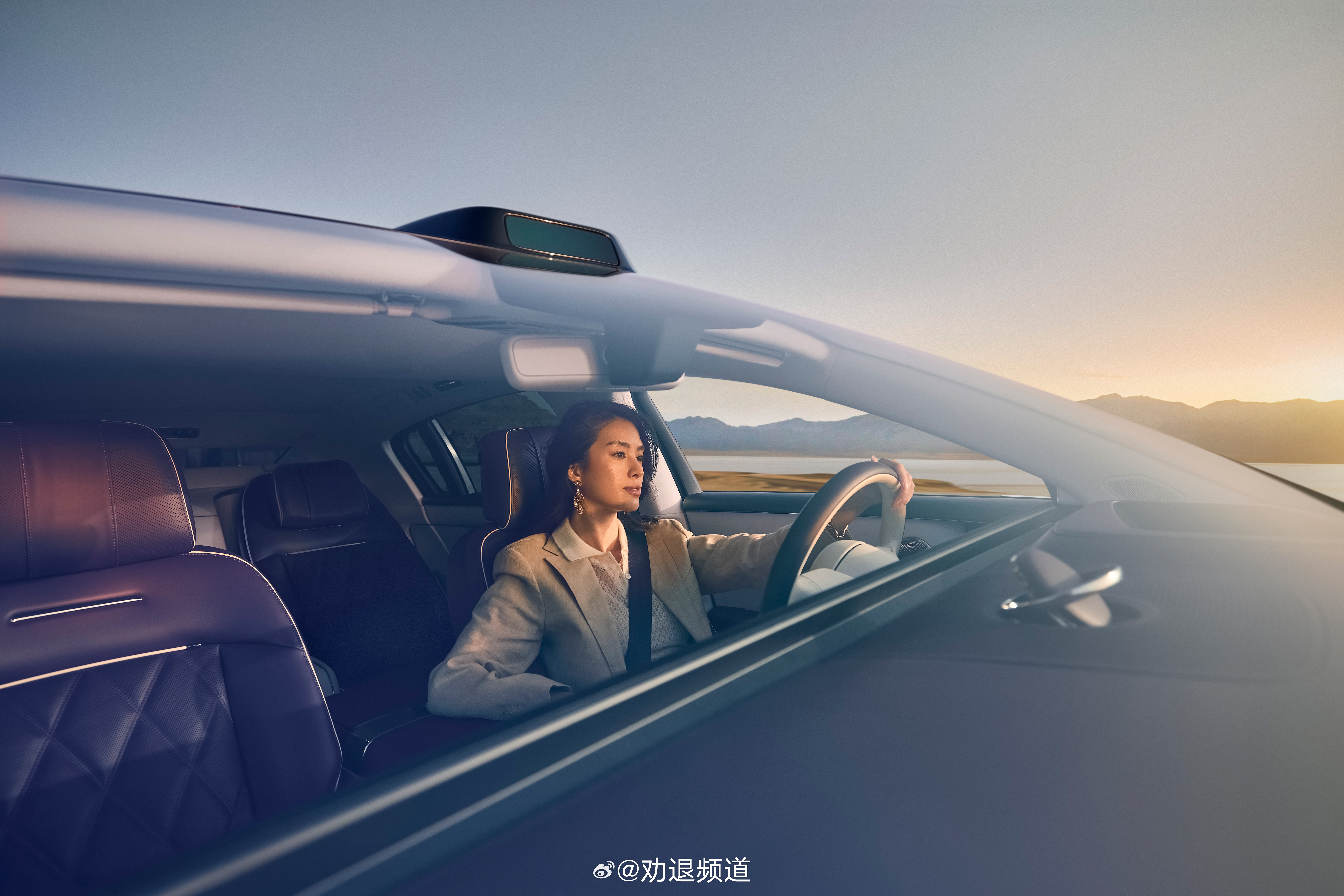 鸿蒙智行技术焕新发布会最炸的看点，就是尊界S800全球首发搭载的新一代双光路图像