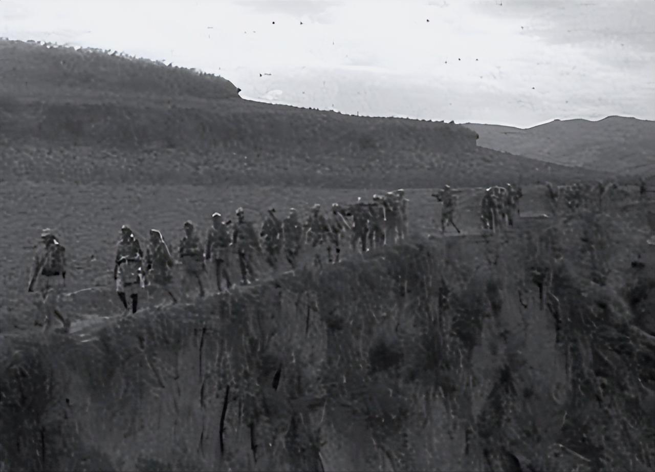 渡江战役时，敌人在周围全是悬崖绝壁的大洪岭驻守，这里连条像样的路都没有，他们以为