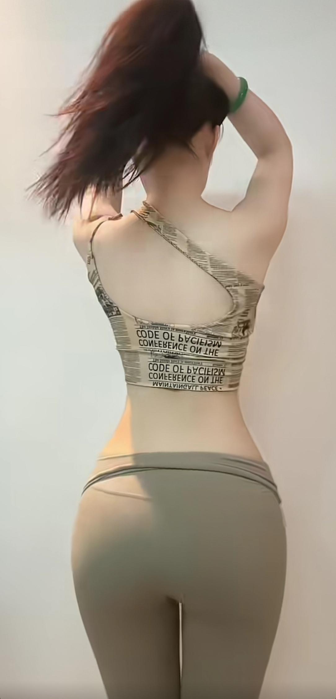 1. 情绪稳定的松弛感
她从不歇斯底里，也不把负面情绪当成武器去消耗对方。开心时