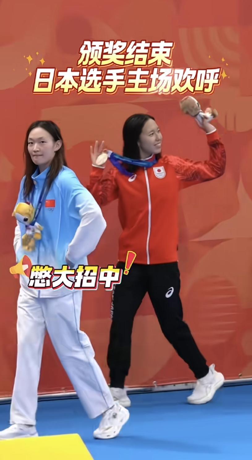 李冰洁被大家称“五金店老板娘”了，看日本运动员得一枚银牌炫耀，李冰洁随手掏出五枚