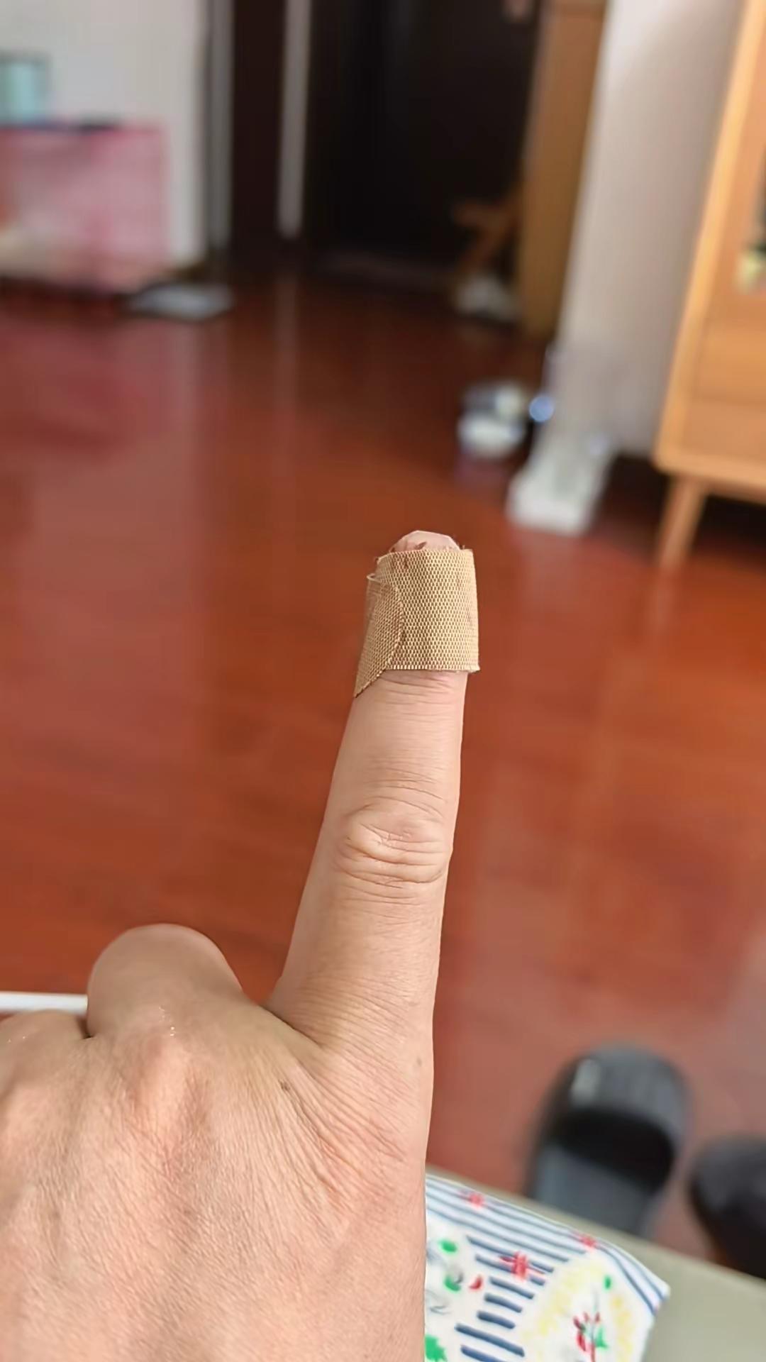 年龄大了，手的协调性差了，切菜差点把手指切断。