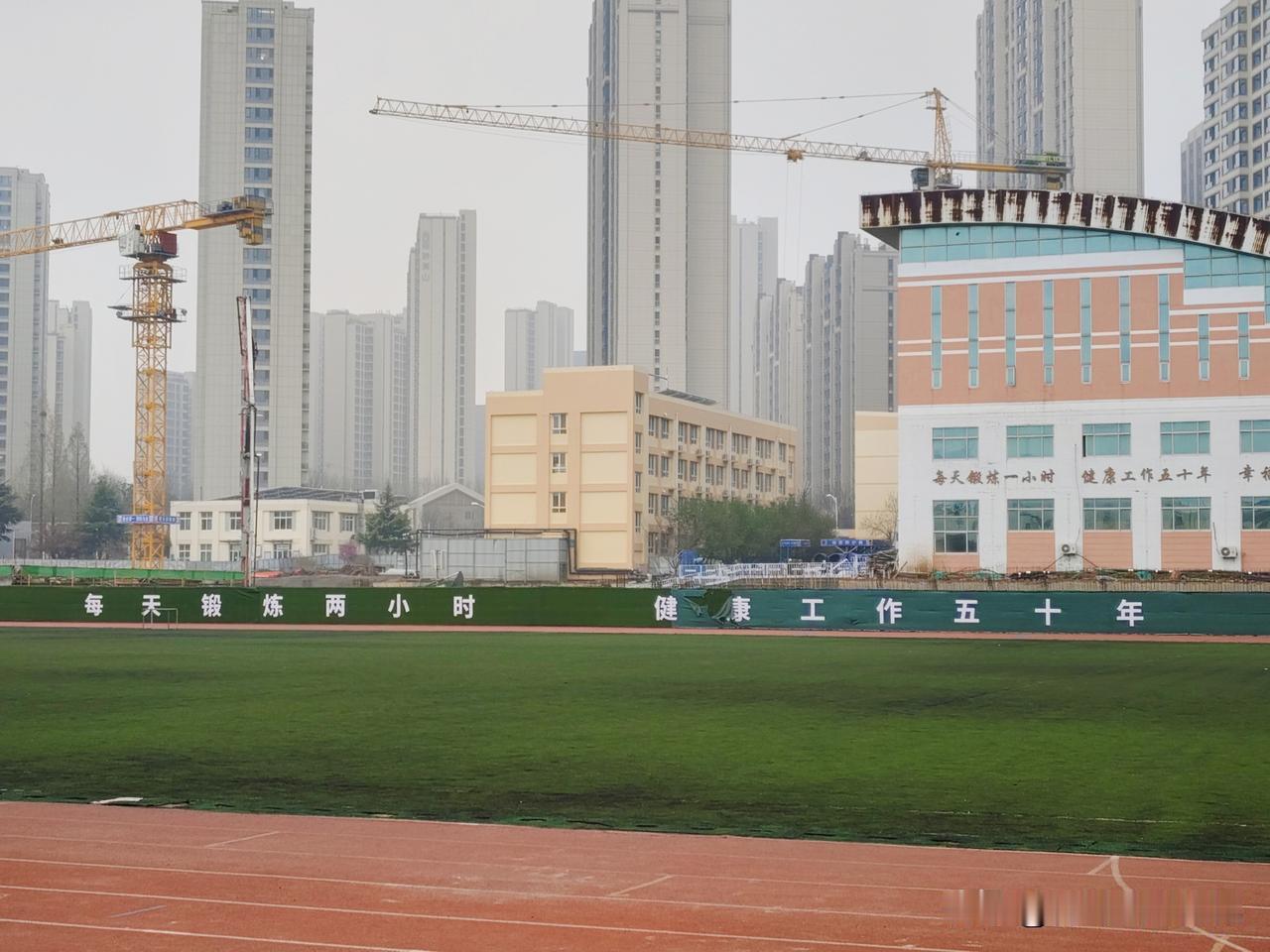 每天锻炼两小时，健康工作五十年！晨起锻炼，回来路过劲松七路高新职业学校，校园里的