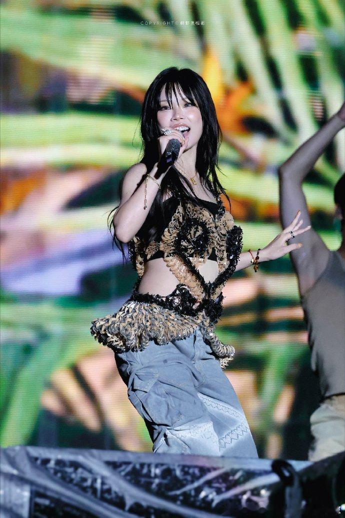 田曦薇给万妮达歌手打call万妮达说田曦薇很会押韵看完两人互动瞬间好感拉满，田曦