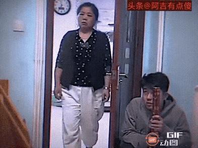 老娘从来不动手！
从小调皮的儿子到了成年后也是如此，儿子躲在门后等待老娘进门时拉