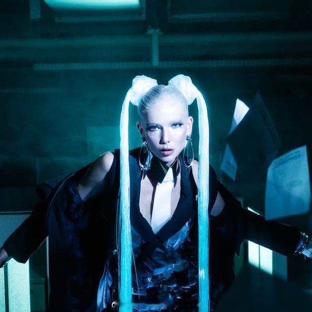 Sorana 在近期访谈中透露，继共同参与创作 JENNIE 的个人单曲《Ext