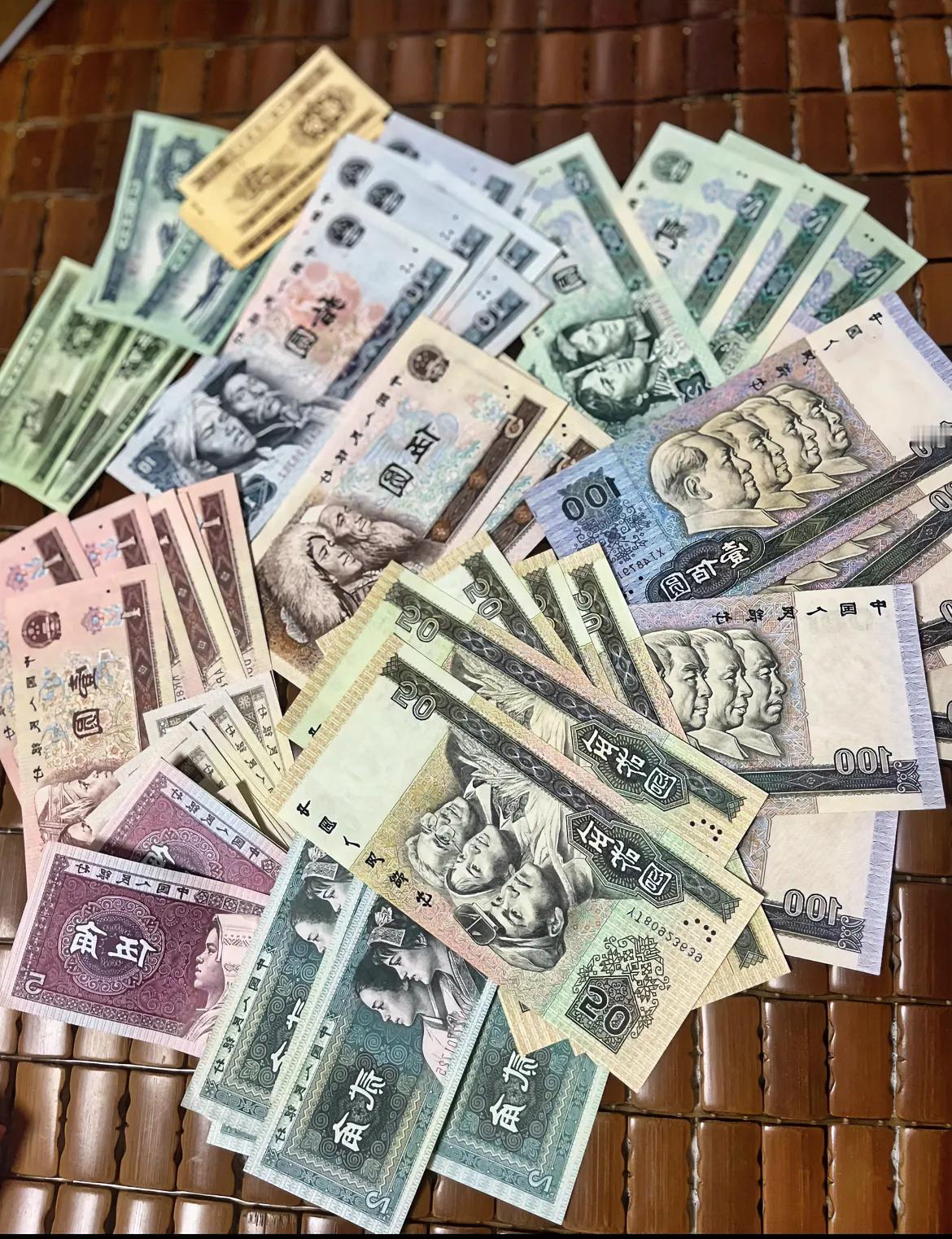 下午翻找证书，翻箱倒柜找到老钱币，色泽保存完好。想必，现如今也值不了几个钱吧？有