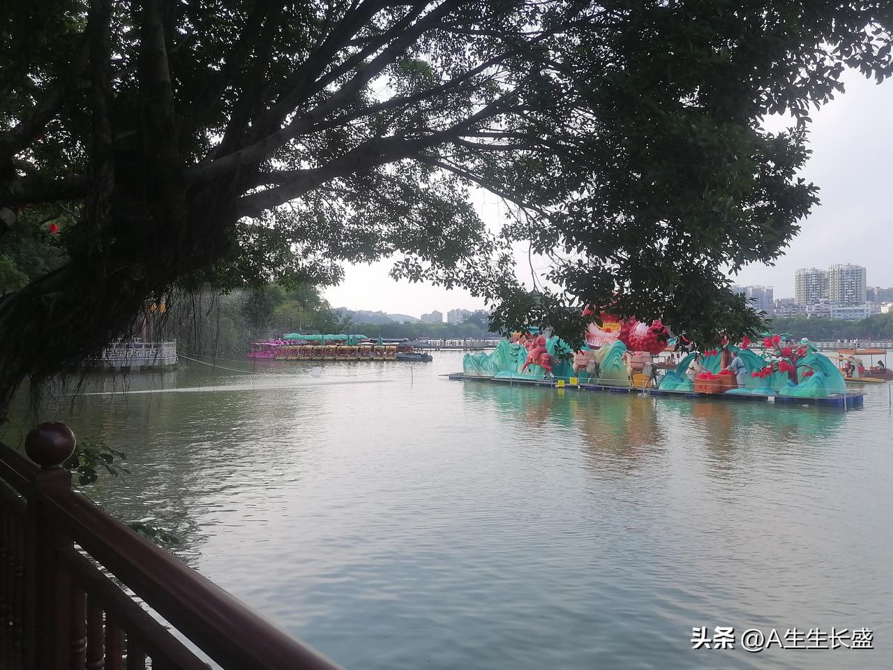 水上造型别致美丽，小朋友们兴致勃勃玩水炮！