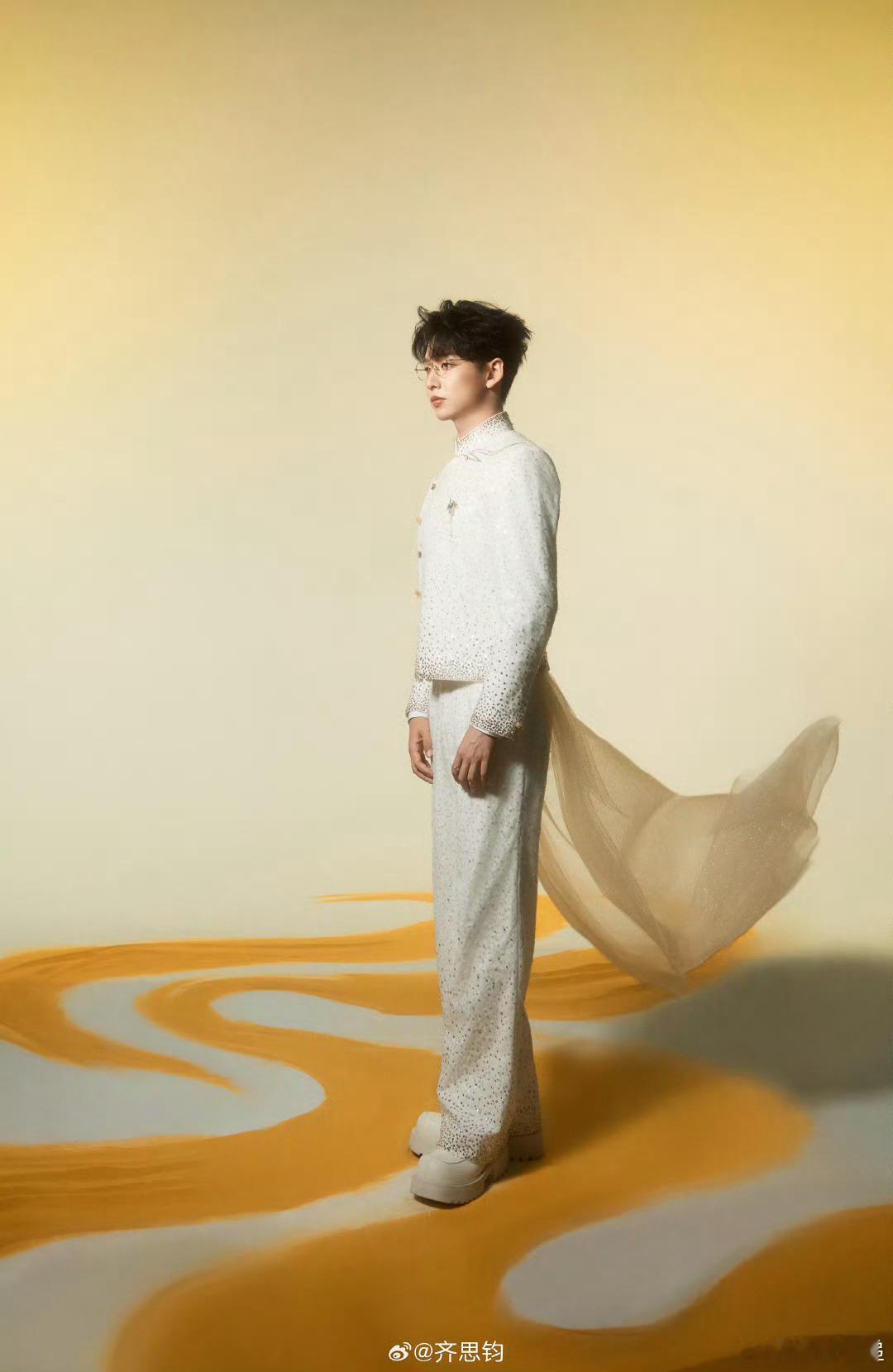 将全职研究齐思钧的精神状态齐思钧生日直播真的太有梗，唱歌像AI，突然热血喊口号，