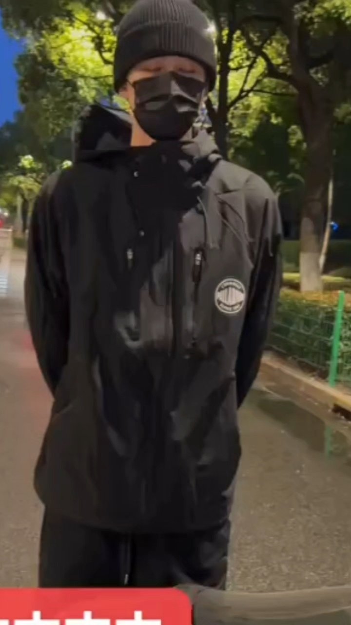 敖瑞鹏被跟车ss被骂了还笑挺神经的 ​​​