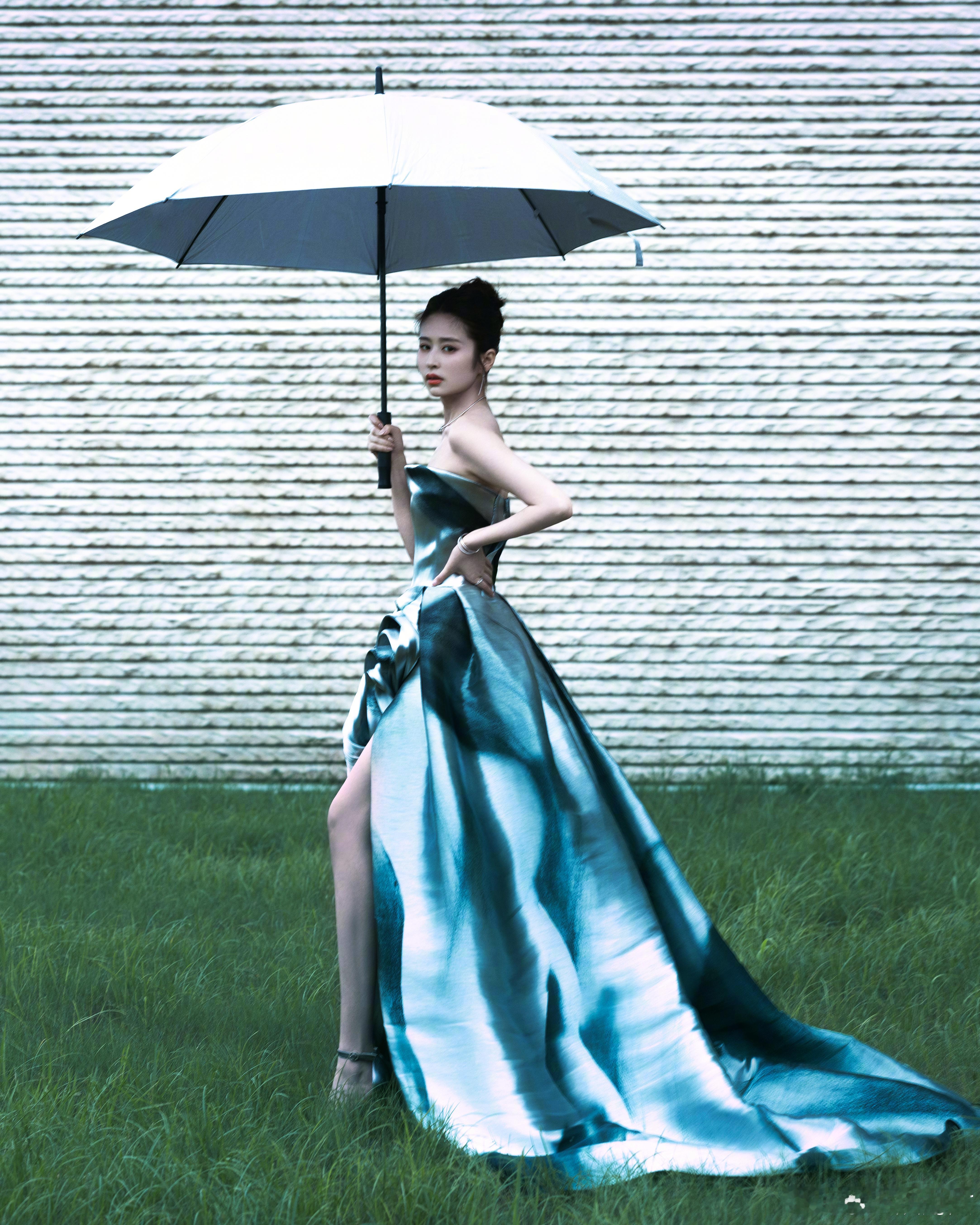 #颖儿水墨裙好A# 水墨裙在颖儿的演绎下焕发出别样光彩，她的 A 范让人深深着迷