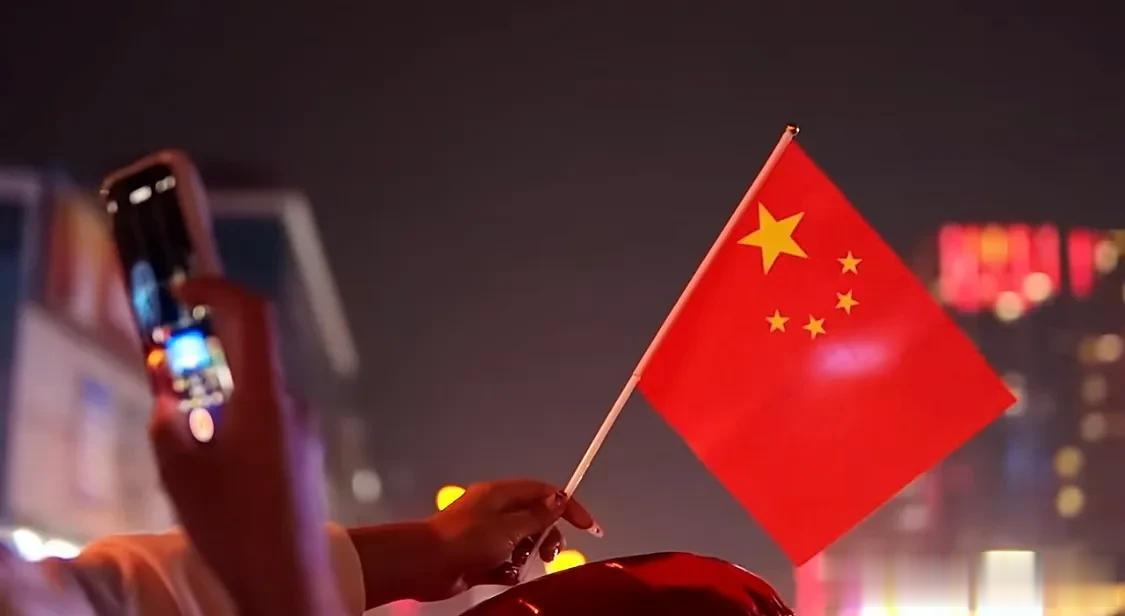 临沂街头，被中国红“占领”了！！大街小巷，处处是节日的喜庆，大人小孩，一同为祖国