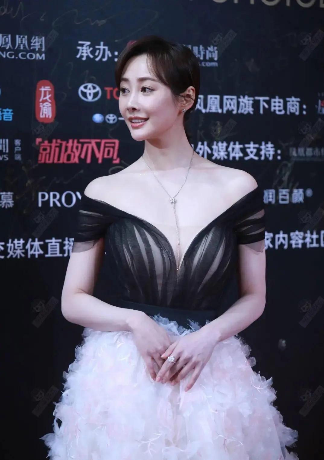 李纯透视礼裙杀疯了！谁看了不迷糊💥
 
上半部分的黑色透视薄纱，把性感拿捏得恰