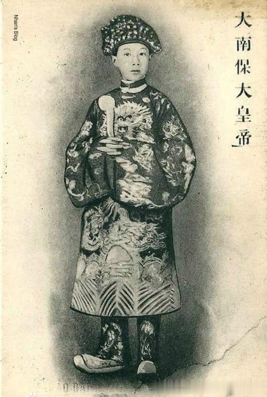 照片中这位就是越南末代皇帝阮福晪，他是越南阮朝的第13任皇帝，一生从未手握实权，