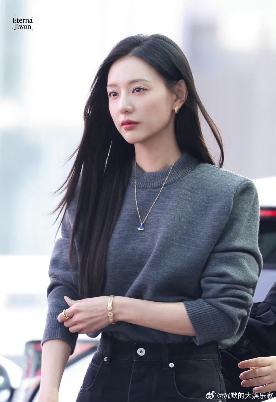 从《太阳的后裔》开始喜欢她的，真的本子挑的好，类型丰富，演技也好。看着她从籍籍无