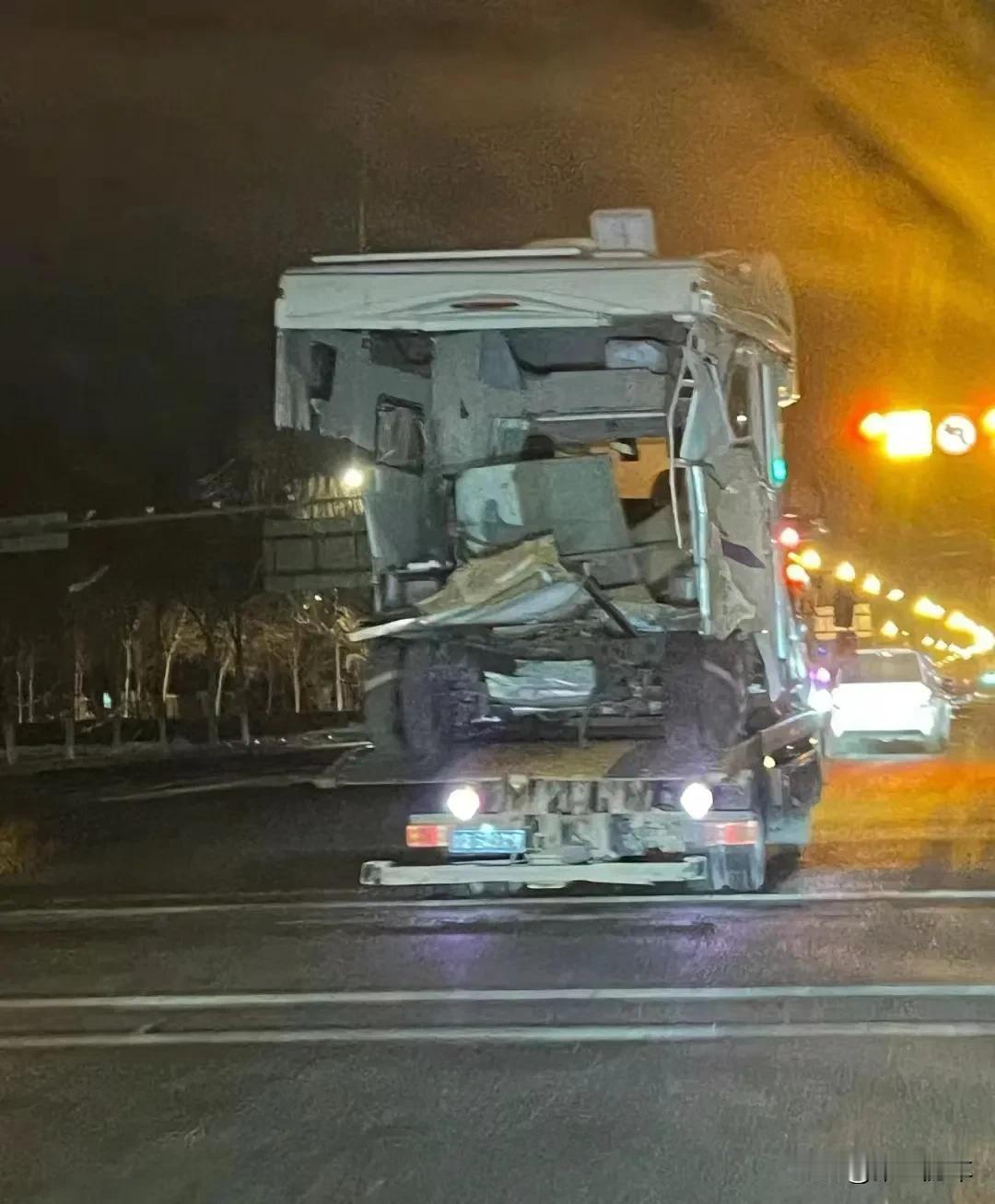 先走一半……这是拖车费没给足是么。
也服了这车，怎么撞的能抬下来一半呢？
全损是