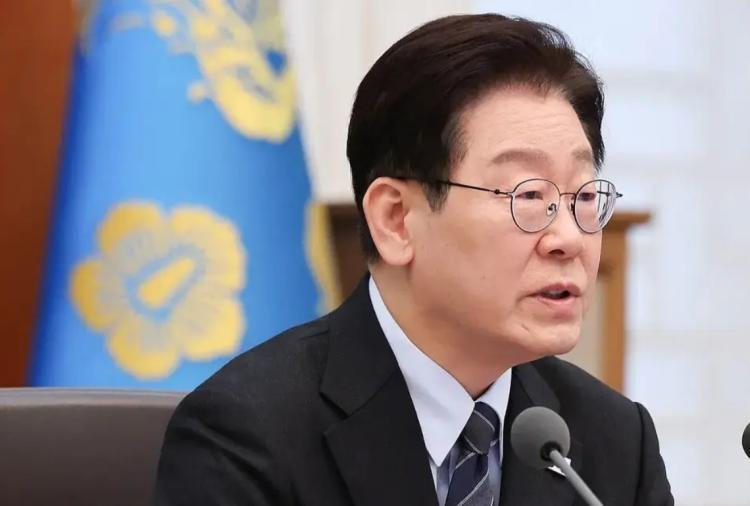 韩国总统李在明在4月28日国务会议上强硬表态，驳斥“无美军驻守便无法自卫”的论调