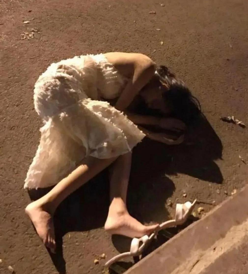 在现实生活中女性应该学会自我保护自己，千万不要一个人出去与朋友喝酒，否则会有很多